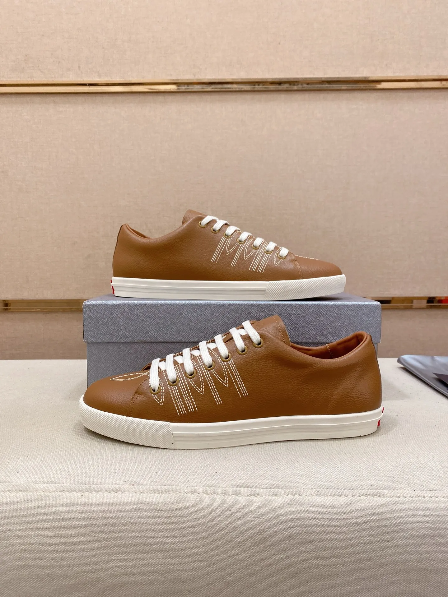 Factory price 560💰 ✔️✔️✔️Higher version High-quality new PRADA (Prada) counters are launched simultaneously. The new men's shoes and 😘fabric are made of selected first-layer cowhide with superb craftsmanship. Lining: Full cowhide lining. 👍🏿 High-end ☄️ air-cushion molded anti-slip rubber outsole, exquisite lines, simple and elegant, comfortable and high-end for leisure travel. Code number: 38 to 45